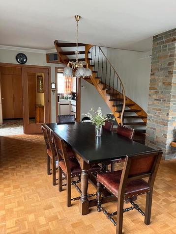 Massieve tafel en stoelen beschikbaar voor biedingen