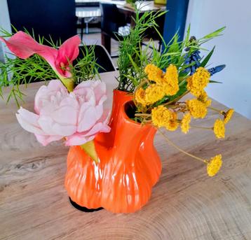 Daan Kromhout tulpenvaas oranje  beschikbaar voor biedingen