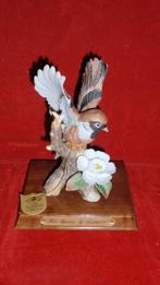 Keramiek vogeltje Leonardo collection op houten sokkel, Ophalen of Verzenden, Zo goed als nieuw, Vogel, Beeldje of Figuurtje