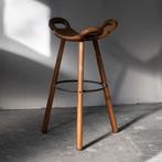 1 tabouret de bar de Confonorm - Sergio Rodrigues Marbella, 1 tabouret, Utilisé, Bois, Avec repose-pieds