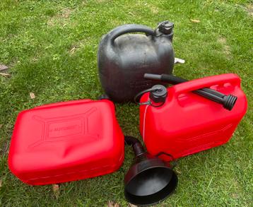 3 jerrycans van 10 liter en trechter om in te gieten beschikbaar voor biedingen