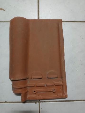 Environ 120 tuiles de toit neuves beschikbaar voor biedingen