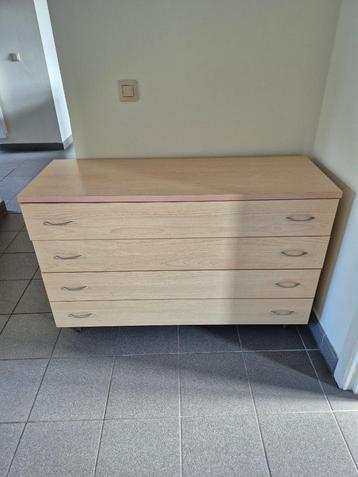 Commode met 4 laden beschikbaar voor biedingen
