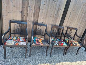 4 stevige houten stoelen met mooie vormgeving  beschikbaar voor biedingen