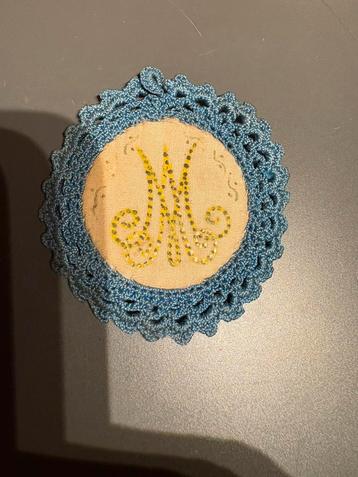 Agnus Dei religieus reliek – handgemaakt met blauw haakwerk beschikbaar voor biedingen