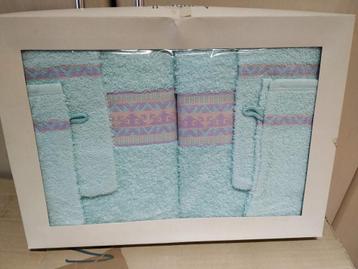 grote geschenkdoos met 2handdoeken en 4 washandjes nieuw beschikbaar voor biedingen