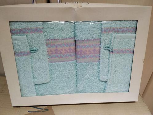 grote geschenkdoos met 2handdoeken en 4 washandjes nieuw, Huis en Inrichting, Badkamer | Badtextiel en Accessoires, Nieuw, Ophalen of Verzenden