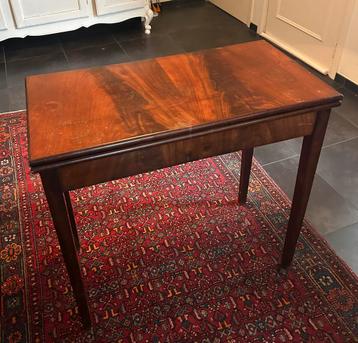 Antieke kaarttafel. beschikbaar voor biedingen