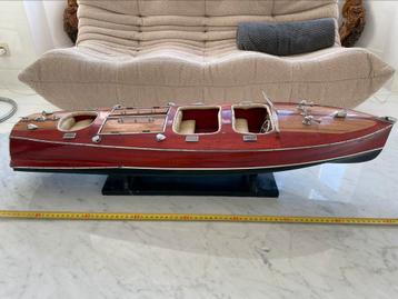 Maquette en bois d’un yacht style Riva 