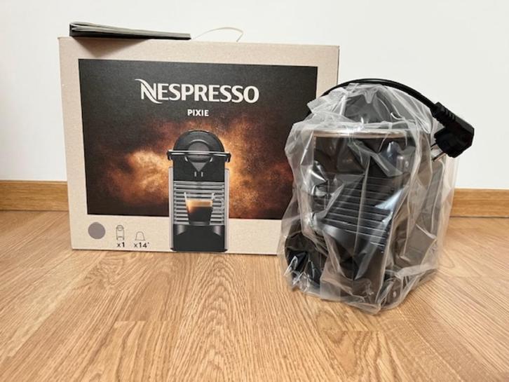 Koffiezetapparaat - Nespresso - Pixie - Electric Titan, Elektronische apparatuur, Koffiezetapparaten, Nieuw, Koffiepads en cups