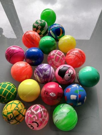 kauwgom automaat & 467 ping-pong of stuiterballen beschikbaar voor biedingen