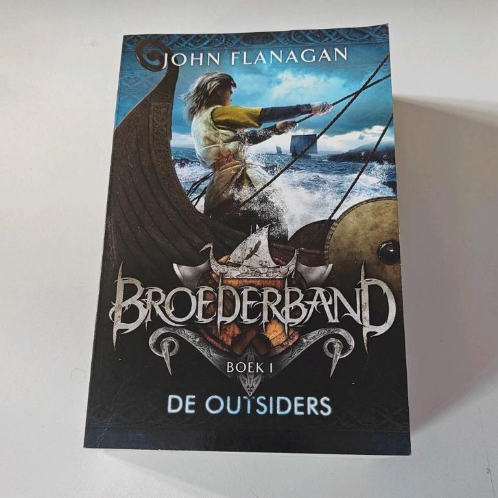John Flanagan - De outsiders, Boeken, Kinderboeken | Jeugd | 10 tot 12 jaar, Zo goed als nieuw, Ophalen of Verzenden