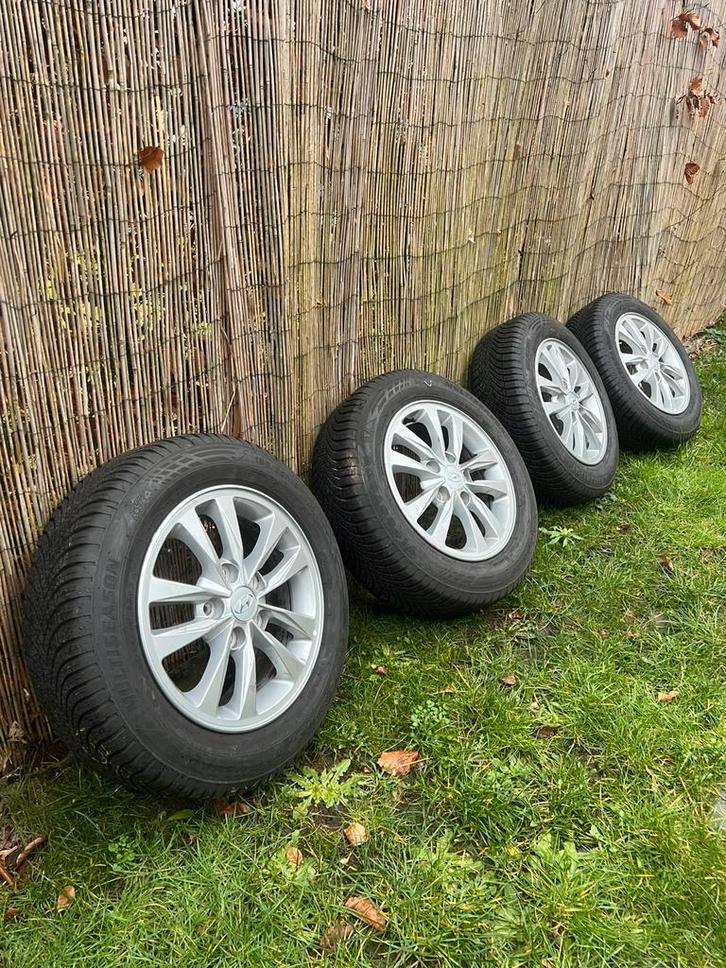 Originele Hyundai 15 inch velgen + 4-seizoenenbanden, Autos : Pièces & Accessoires, Pneus & Jantes, Pneus et Jantes, 4 Saisons