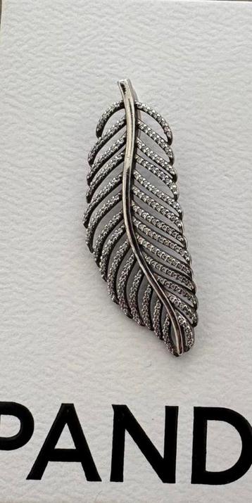 Pandora hanger light as a Feather beschikbaar voor biedingen