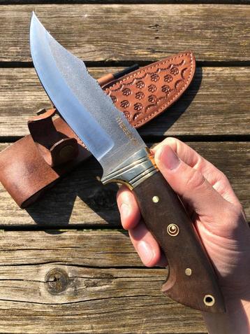 Couteau de chasse fait main haut de gamme avec étui en cuir,