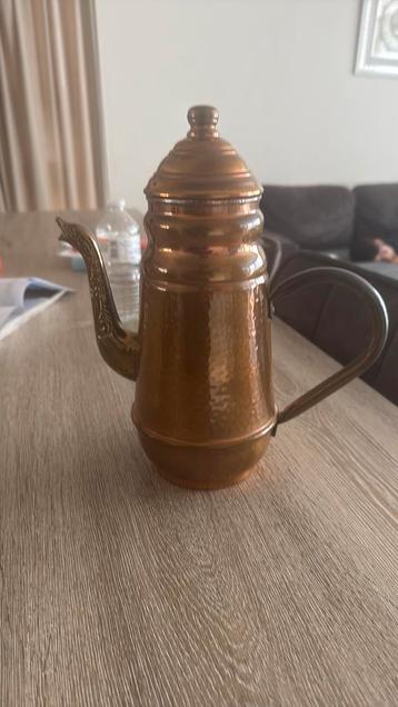 Mooie koperen koffiepot beschikbaar voor biedingen