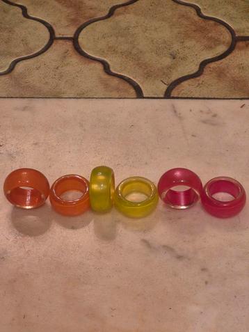 Prachtige set van 6 vintage servetringen van plexiglas beschikbaar voor biedingen