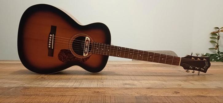 GUILD M-240E Troubadour, Muziek en Instrumenten, Snaarinstrumenten | Gitaren | Akoestisch, Zo goed als nieuw, Ophalen of Verzenden