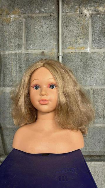 Kapper/ sminkpop beschikbaar voor biedingen