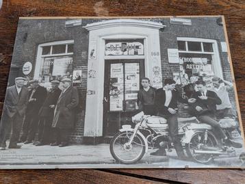 Ingekaderde foto uit Bromfiets magazine beschikbaar voor biedingen
