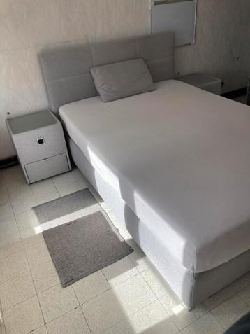 Boxspring 140x200 met twee nachtkastjes  beschikbaar voor biedingen