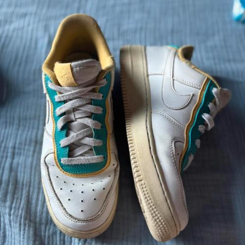 Nike Air Force — turkoois/geel — maat 38 ½, Kleding | Dames, Schoenen, Zo goed als nieuw, Sneakers, Wit, Ophalen of Verzenden