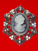 Vintage cameo-broche in biscuit, Handtassen en Accessoires, Antieke sieraden, Verzenden, Broche