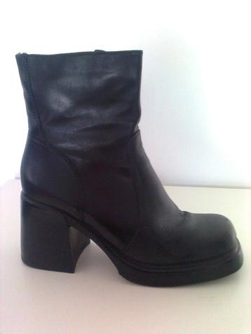 Boots / Bottines noires larges disponible aux enchères