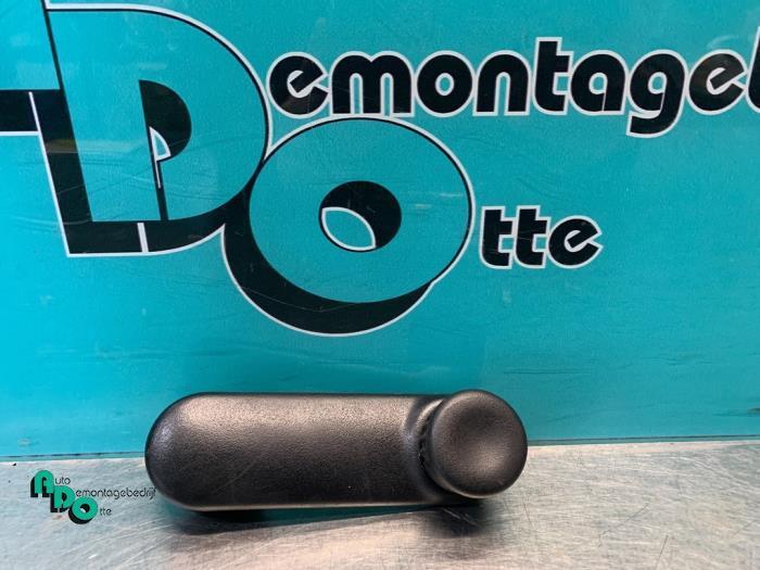 Manivelle de vitre d'un Dacia Logan (Logan 1 04-), Autos : Pièces & Accessoires, Vitres & Accessoires, Dacia, Utilisé, 3 mois de garantie