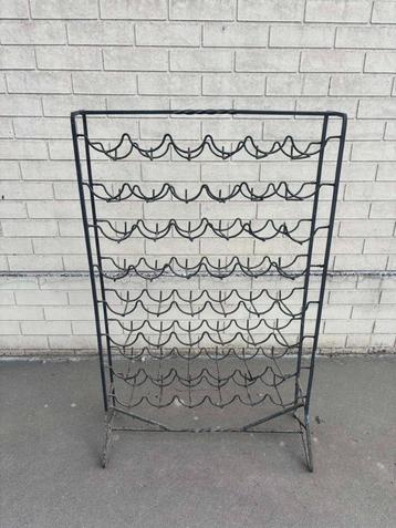 Stevig flessenrek beschikbaar voor biedingen