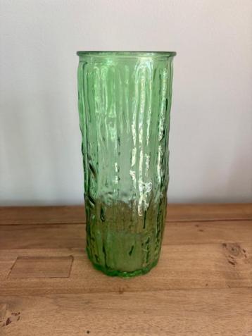 groene nieuwe vaas beschikbaar voor biedingen