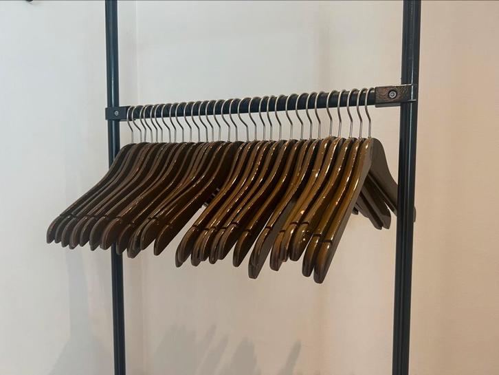 30 professionele houten kledinghangers, Kleding | Dames, Kledinghangers, Zo goed als nieuw, Ophalen of Verzenden