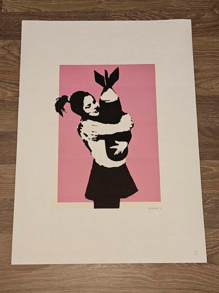 Banksy - 'Bomb Hugger (Girl and Bomb)' Lithografie, Antiquités & Art, Art | Lithographies & Sérigraphies, Enlèvement
