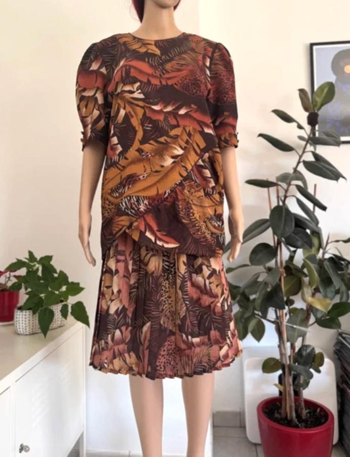 Gorgeous vintage dress with brown print (size S/M), Kleding | Dames, Jurken, Gedragen, Maat 38/40 (M), Bruin, Onder de knie, Ophalen of Verzenden