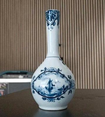 DELFTS BLUE VASE, handgeschilderd porcelein. 15cm beschikbaar voor biedingen