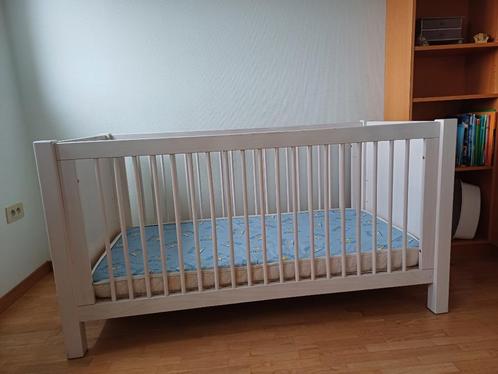KINDERBED  CHILDWOOD  hout wit gelakt, Kinderen en Baby's, Kinderkamer | Bedden, Gebruikt, Lattenbodem, Matras, Ophalen
