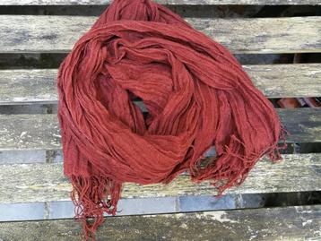 Bruine sjaal in lichte stof.