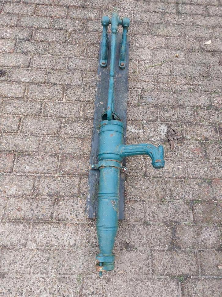 Een oude Gietijzeren handwaterpomp op houten plank, Tuin en Terras, Waterpompen, Ophalen
