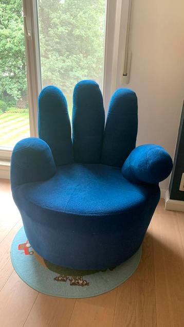 Toffe jeugdzetel in vorm van hand draaiend beschikbaar voor biedingen