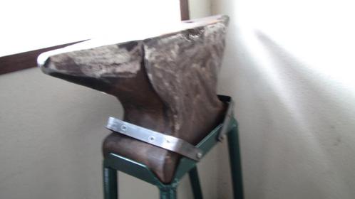 Smidse aambeeld +/- 60 Kg op voet, Doe-het-zelf en Bouw, Gereedschap | Overige machines, Gebruikt, Ophalen