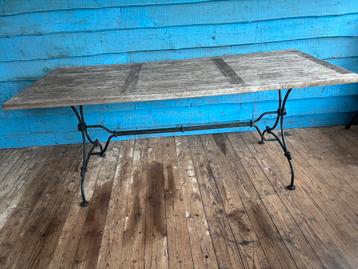 Tuintafel beschikbaar voor biedingen