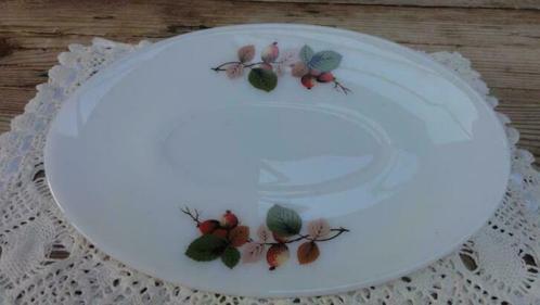Vintage opaline schaaltje met rozenbottels, JAJ ENGLAND, Huis en Inrichting, Keuken | Servies, Gebruikt, Overige typen, Overige stijlen
