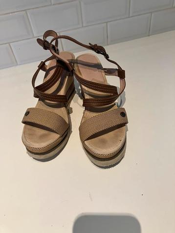 Beige sleehak maat 40 beschikbaar voor biedingen