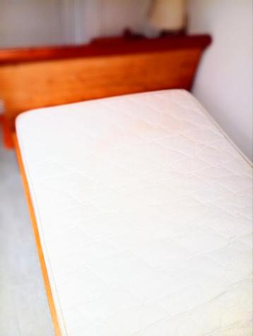 Eenpersoons bed met lattenbodem ,bijna nieuwe matras+nacht beschikbaar voor biedingen