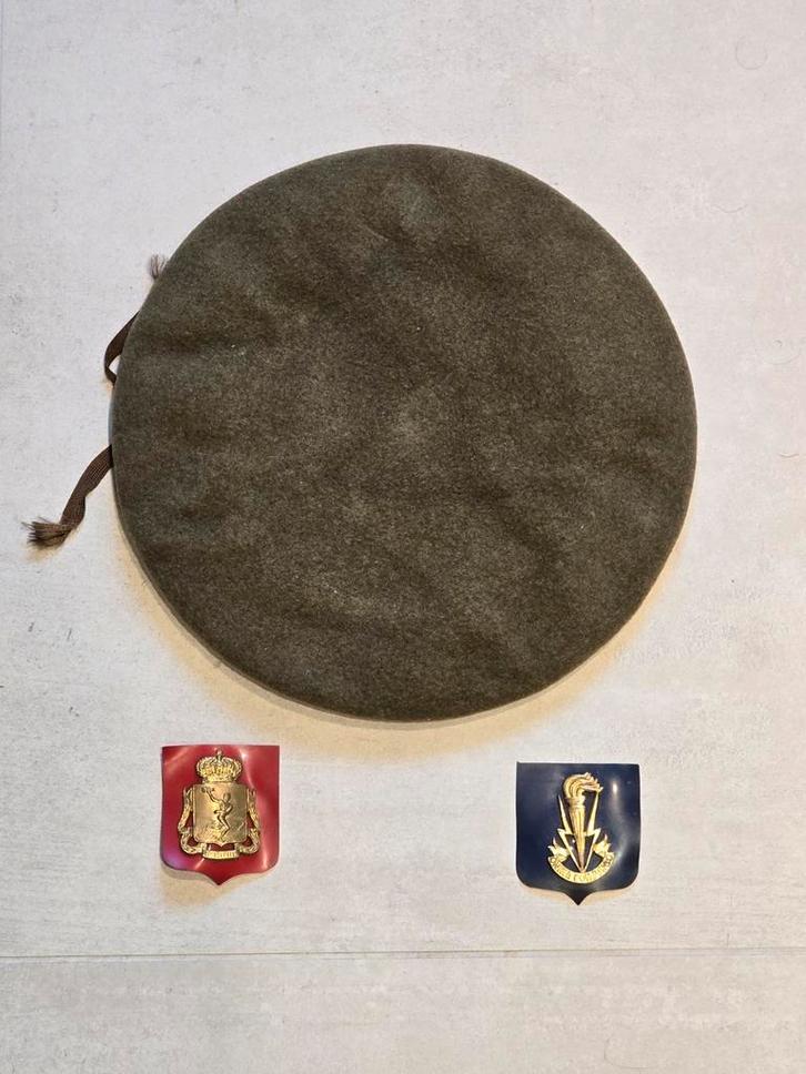 ABL khaki beret + 2 schilden, Verzamelen, Militaria | Algemeen, Ophalen