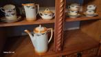 Heel oud koffie servies in porselein met ondertasjes, Antiek en Kunst, Ophalen