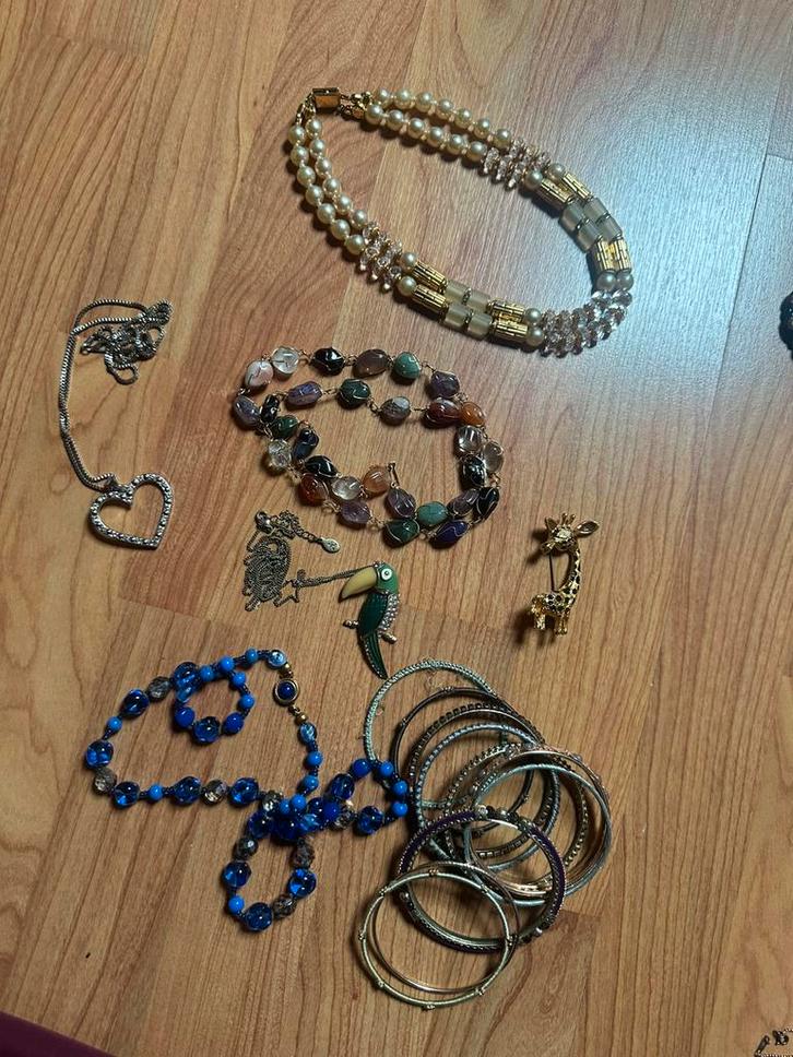 Parure de bijoux colliers bracelets et broche, Handtassen en Accessoires, Kettingen, Zo goed als nieuw, Steen of Mineraal, Overige kleuren