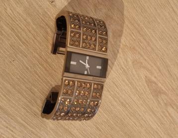 Horloge DKNY met bruine steentjes. beschikbaar voor biedingen