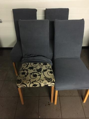 4 stoelen met nieuwe overtrekken samen 10€