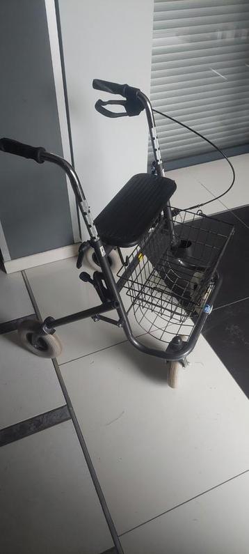 Deambulateur tribune rollator pliable / livraison possible  beschikbaar voor biedingen